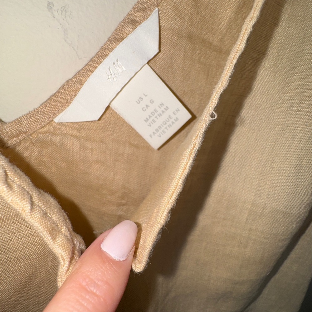 H&M Light Tan Sleeveless V-Neck Blouse - Picture 2 of 3